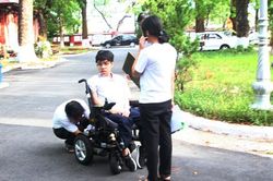 Nỗ lực của nam sinh Huế: Làm bài thi trên xe lăn