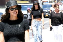 Hậu chia tay, Irina Shayk khoe eo siêu nhỏ, rạng ngời xuống phố