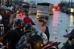 Nước chảy như thác đổ sau mưa, nhiều tuyến đường ở Sài Gòn ngập nặng