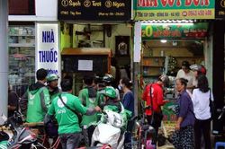 Đợi 1 tiếng giữa nắng nóng, shipper bị khách Hà Nội 'bom hàng' tiền triệu