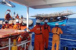Cứu hộ và cứu nạn tàu cá gặp sự cố trên biển, ngư dân bị bỏng xăng