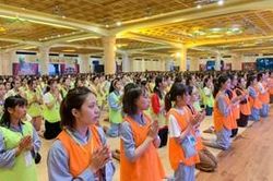 Hàng nghìn học sinh tham gia khóa tu hè, học pháp sám hối ở chùa Ba Vàng