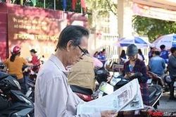 Kỳ thi THPT Quốc gia 2019: Phụ huynh tranh thủ đọc báo, đội nắng chờ con trong ngày thi đầu tiên