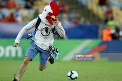 'Người gà' làm loạn trận đấu ở Copa America