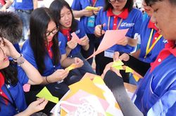 Những hình ảnh đẹp của đội sinh viên tình nguyện trong ngày thi đầu tiên kỳ thi THPT Quốc gia 2019