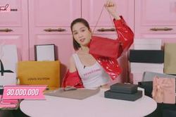 Sang như Ngọc Trinh: Mua túi 30 triệu đồng để được chụp ảnh street style trước cổng