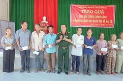 Bộ Chỉ huy Quân sự tỉnh Quảng Trị thăm, tặng quà các đối tượng chính sách