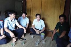 Chính trị - Xã hội Chính trị - Xã hội Hết lòng giúp dân