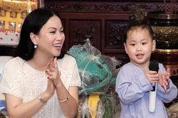 Về nước chỉ vài ngày, ca sĩ tỷ phú Hà Phương vẫn đưa các con đi làm từ thiện