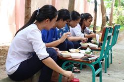Thí sinh ở xã đảo duy nhất của TP.HCM: Bữa ăn vội cho giấc mơ vào đại học