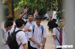 Thí sinh Hòa Bình tươi cười đùa nhau, tự tin bước vào thi môn Toán THPT Quốc gia 2019