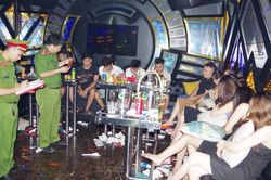 Công an Hà Nam bắt giữ 28 đôi nam nữ 'bay lắc' trong quán karaoke