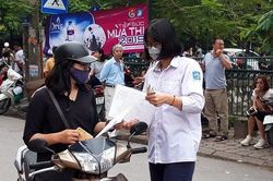 Buổi thi đầu tiên Kỳ thi THPT Quốc gia 2019: Thí sinh hớt hải chạy vào trường thi vì đi muộn