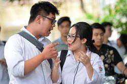 Cho con ăn bún riêu, chè đậu mong đi thi sẽ... đậu