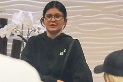 Kylie Jenner bị chê kém sắc khi không trang điểm