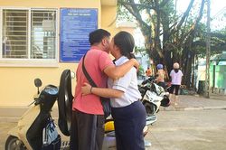 Xúc động trước cổng trường thi: 'Hôn bố một cái nhé, con yêu bố!'