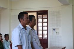 Xét xử 2 đối tượng 'nghiện' đánh bạc bằng hình thức chọi trâu