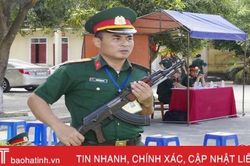 Trợ lý dân quân tự vệ cấp huyện Hà Tĩnh thi điều lệnh, bắn súng tiểu liên