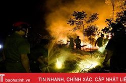 Cháy ven đê Đức Thọ, gần 100 người chung sức 'đánh giặc lửa'