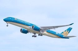 Một chuyến bay từ Pháp về Hà Nội phải lùi lịch trình 32 tiếng