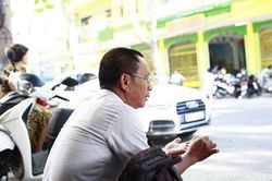 Phụ huynh đội nắng ngồi vỉa hè, hồi hộp đợi con trong ngày thi thứ 2 kỳ thi THPT Quốc gia 2019