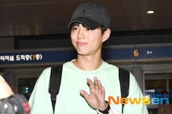 Park Bo Gum chuẩn nam thần mặt mộc tại sân bay, Knet: 'Đẹp như trong truyện tranh'