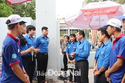 Thăm tặng quà đội hình tình nguyện tiếp sức mùa thi