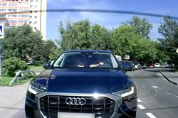 Tại sao nữ tài xế lái Audi Q8 đắt giá từ từ đâm vào xe phía trước?
