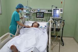 Hai người tử vong, một người nguy kịch vì sốc nhiệt