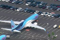 Boeing 737 tranh chỗ đỗ với ôtô