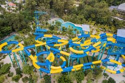 Máng trượt nước xuyên rừng dài hơn 1.000 m tại Malaysia