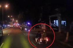 Mải buôn chuyện, hai người phụ nữ suýt chết dưới bánh xe tải