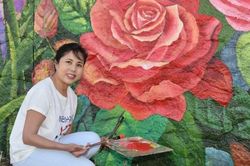 Họa sĩ Nguyễn Thu Thủy vẽ tranh tường 'Mùa xuân Pháp - Việt' bên dòng sông Seine