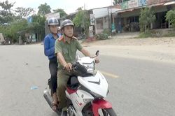 Đội 'xe ôm công an' tiếp sức sĩ tử vùng cao