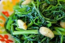 Xào rau muống chỉ cần thêm bước này đảm bảo rau xanh mướt, giòn ngon như ngoài hàng