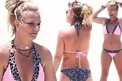 Britney Spears diện áo tắm khoe eo 'bánh mì', 'trồng cây chuối' trên biển
