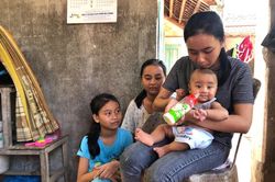 Mẹ mất vì sét đánh, nữ sinh tất tả về cho em ăn sau mỗi buổi thi