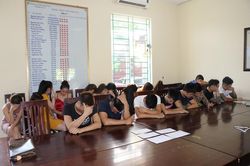 Đột kích quán karaoke lúc tinh mơ, phát hiện hàng chục dân chơi 'bay lắc'