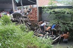 Xe cẩu và ô tô 7 chỗ tông sập thành cầu, 5 người thương vong