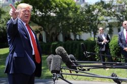 Ông Trump mắng phóng viên 'không phải việc của cô'