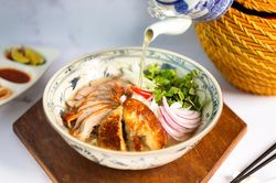 Độc đáo bát phở gan vịt 'khổng lồ' ở khách sạn cao nhất Hà Nội