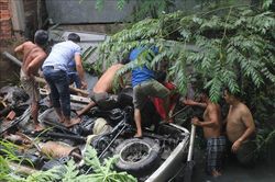 Xe cần cẩu va chạm xe 7 chỗ trên cầu Hàm Luông, 5 người thương vong