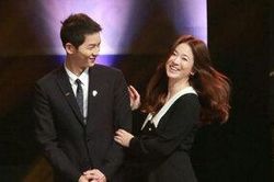 Trước khi Song Joong Ki và Song Hye Kyo li hôn, họ cũng từng diện đồ đôi 'tình bể bình' thế này đây!