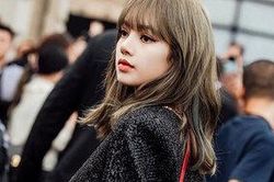 Lisa khiến các BLINKS Pháp điên đảo khi xuất hiện ở Paris, không quên ký tặng fan dù vô cùng bận rộn