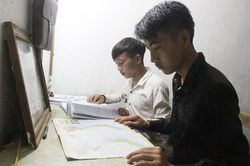 Thức đêm miệt mài ôn luyện