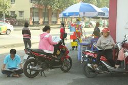 Muôn kiểu phụ huynh chờ con dự thi