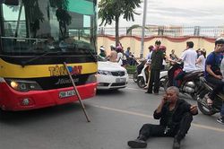 Va chạm xe buýt, lái xe ba gác lăn ra đất 'ăn vạ' giữa đường Thủ đô