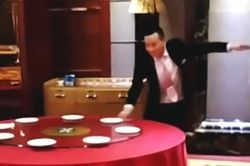 Clip: Bồi bàn Trung Quốc sắp bàn tiệc trong 6 giây