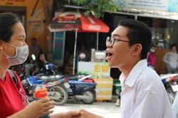 Kỳ thi THPT Quốc gia 2019 : Phụ huynh 'dầm mưa giãi nắng', buồn, vui cùng sĩ tử