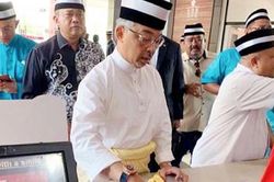Vua Malaysia xếp hàng mua đồ ăn